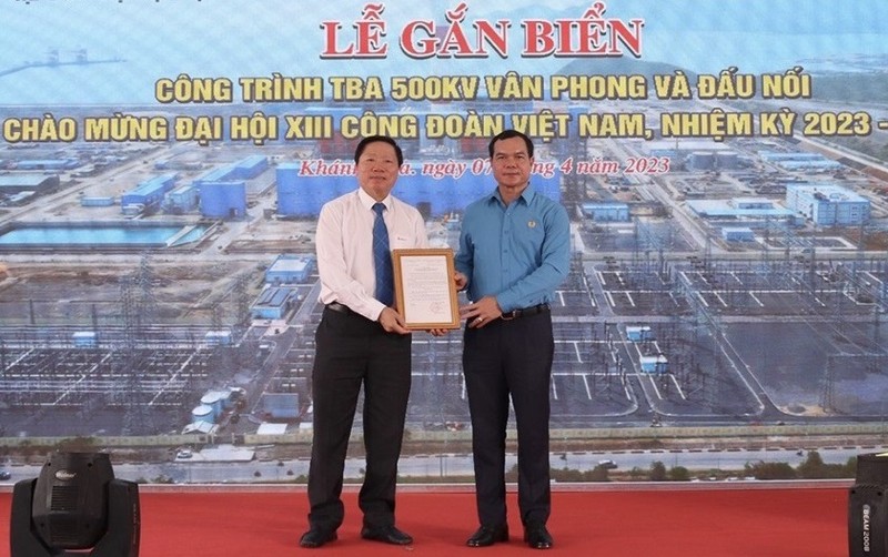 Gắn biển công trình chào mừng đại hội XIII Công đoàn Việt Nam với Dự án Trạm biến áp 500kV Vân Phong và đấu nối