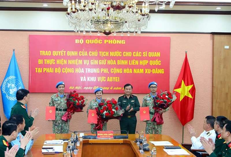 Trao quyết định cho các sĩ quan đi thực hiện nhiệm vụ gìn giữ hòa bình Liên hợp quốc