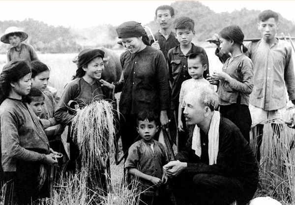 Góp ý Dự thảo văn kiện Đại hội XIV: Về bài học "Dân là gốc" và quan điểm "Nhân dân là chủ thể, là trung tâm của công cuộc đổi mới"