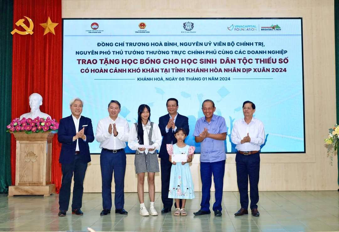 Đoàn công tác của nguyên Phó Thủ tướng Thường trực Chính phủ Trương Hòa Bình:  Tặng 510 suất học bổng cho học sinh Khánh Hòa có hoàn cảnh khó khăn