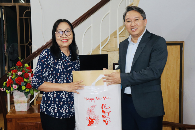 Bí thư Tỉnh ủy Nguyễn Hải Ninh thăm, chúc Tết gia đình các vị lãnh đạo chủ chốt của tỉnh đã từ trần