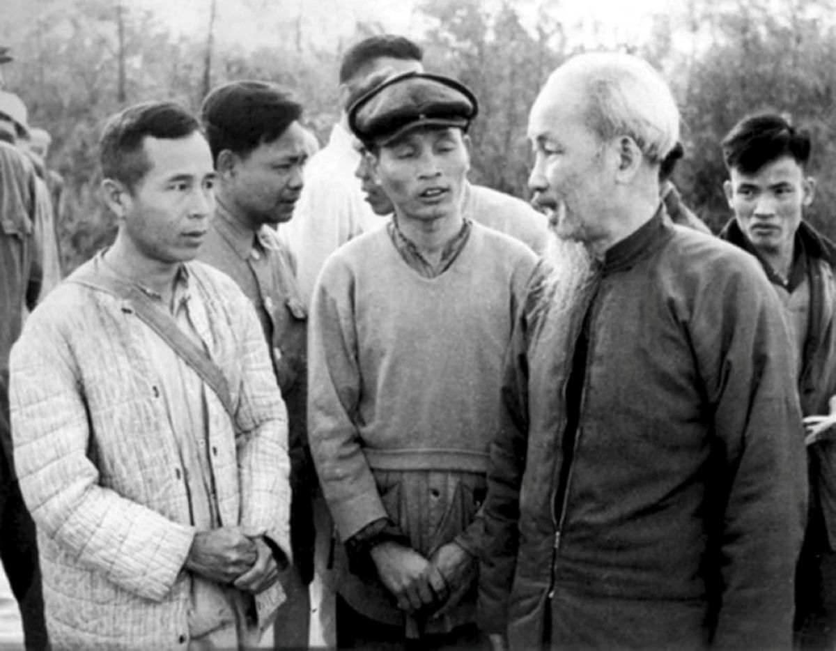 Xây dựng đội ngũ cán bộ đủ phẩm chất, năng lực và uy tín theo tư tưởng Hồ Chí Minh đáp ứng yêu cầu phát triển đất nước trong kỷ nguyên mới