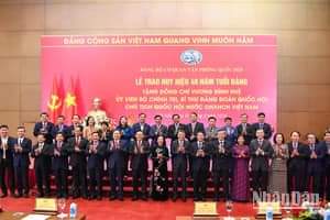 Trao Huy hiệu 40 năm tuổi Đảng tặng Chủ tịch Quốc hội Vương Đình Huệ