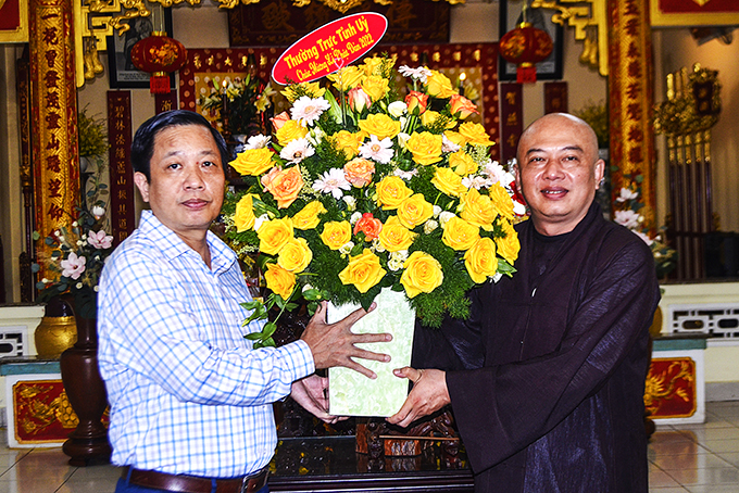 Ông Hà Quốc Trị - Phó Bí thư Tỉnh ủy, Trưởng đoàn Đại biểu Quốc hội tỉnh: Thăm, chúc mừng 2 cơ sở phật giáo