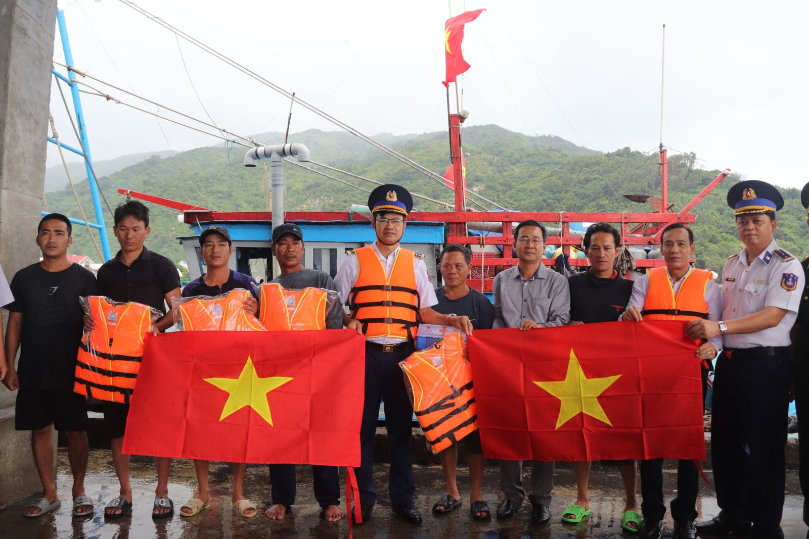 Cảnh sát biển đồng hành cùng ngư dân tỉnh Khánh Hòa