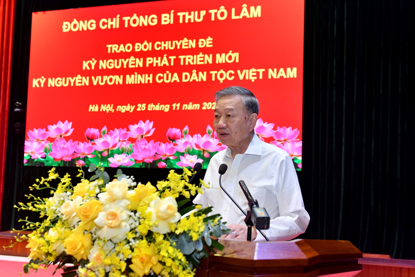 Gắn lý luận chính trị với thực tiễn để vươn mình trong kỷ nguyên mới