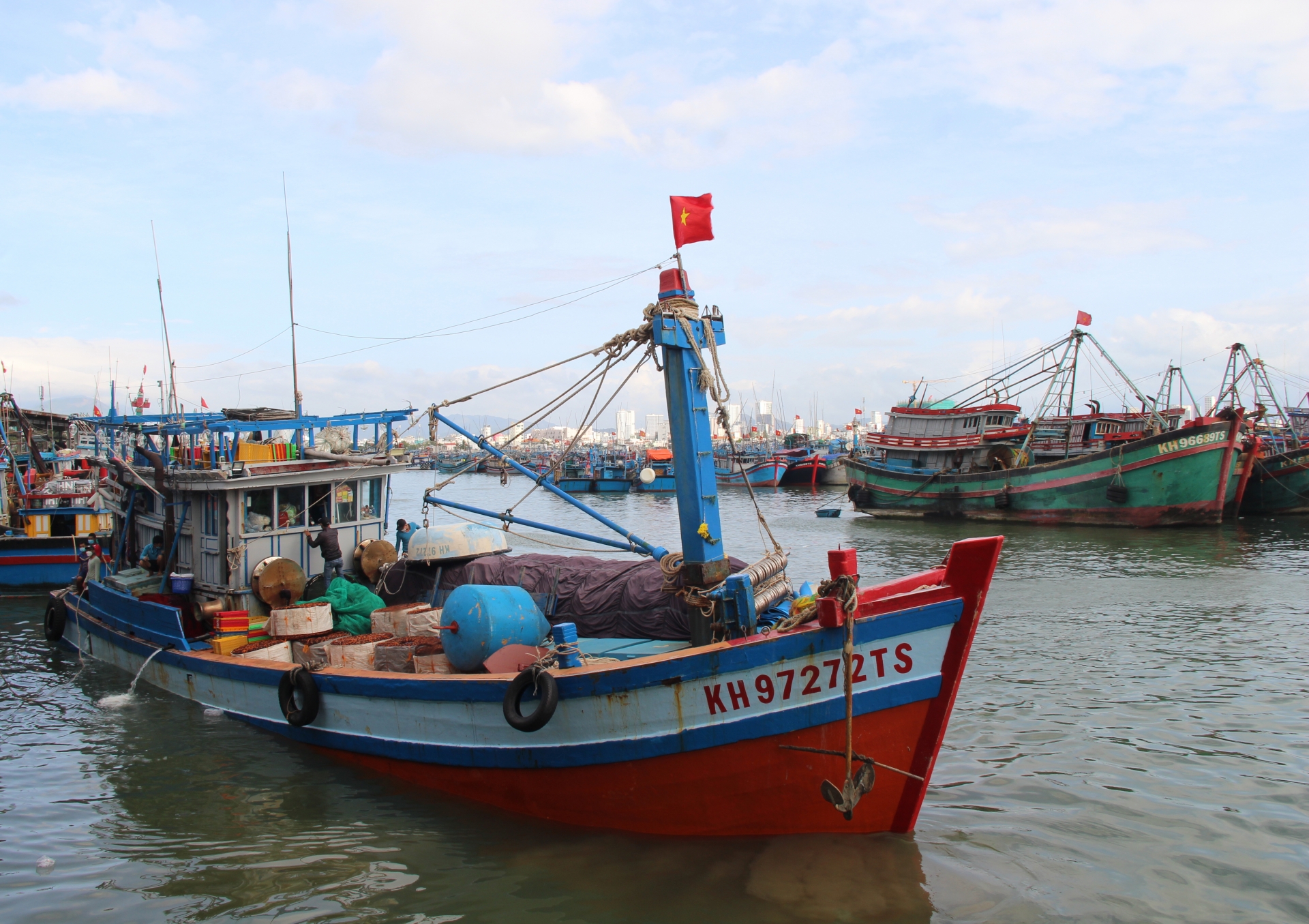 Theo cờ Tổ quốc vươn khơi 