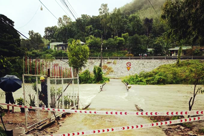 Mưa lớn, nhiều nơi ngập sâu