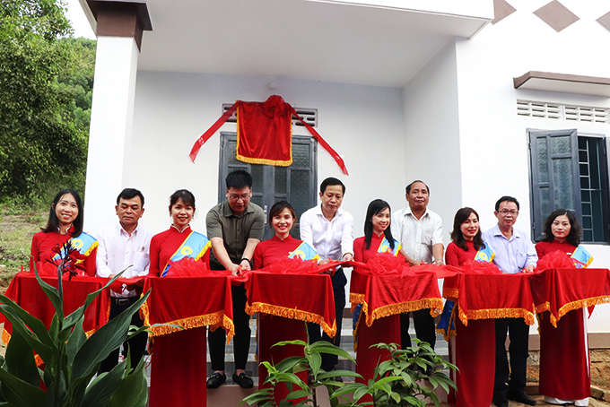 Bàn giao 100 căn nhà cho người nghèo