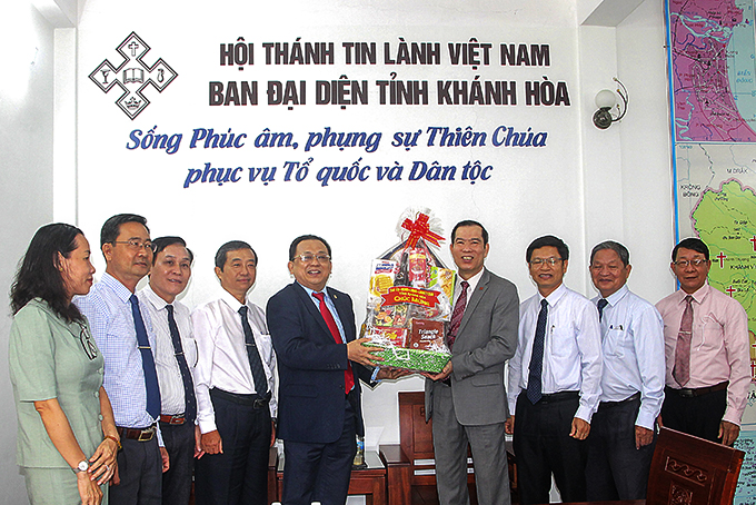 Ông Lê Hữu Hoàng - Phó Chủ tịch Thường trực UBND tỉnh: Thăm, chúc mừng các cơ sở tôn giáo nhân dịp lễ Phục sinh