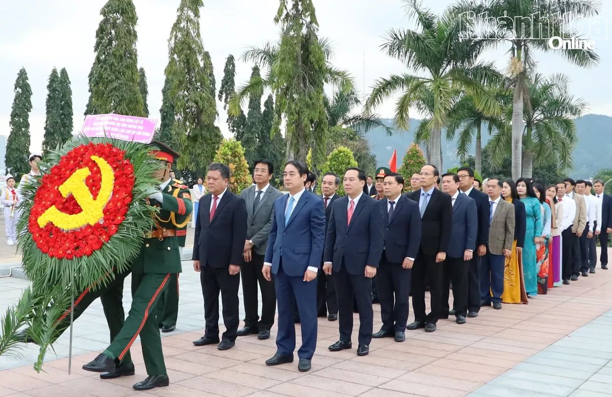 Đoàn đại biểu Đảng bộ tỉnh Khánh Hòa dự Đại hội đại biểu toàn quốc lần thứ XIV của Đảng dâng hoa, dâng hương viếng Nghĩa trang liệt sĩ Hòn Dung