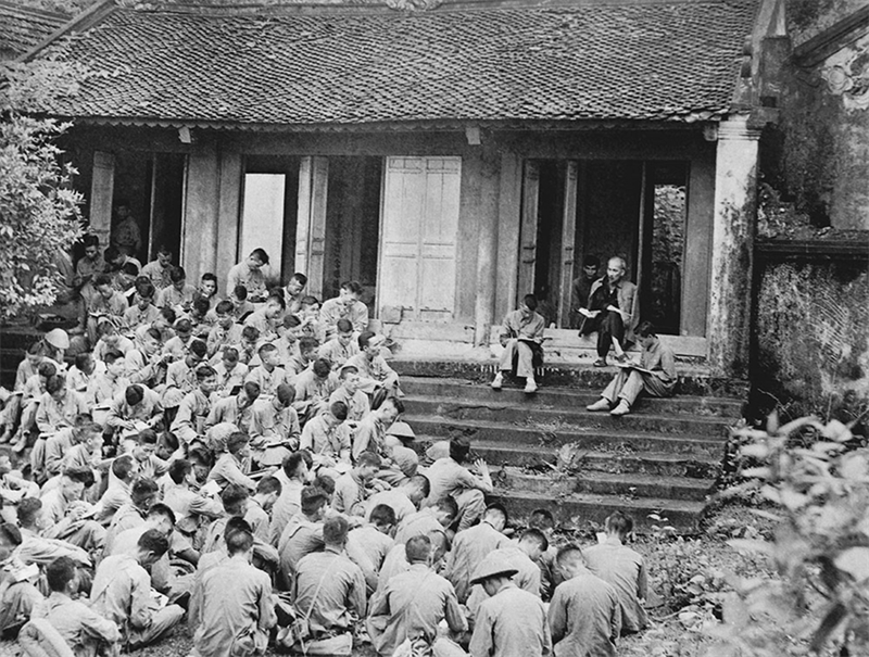 Vận dụng tư tưởng Hồ Chí Minh về nguyên tắc sử dụng cán bộ trong xây dựng cán bộ chuyên trách đối ngoại quốc phòng quân đội hiện nay