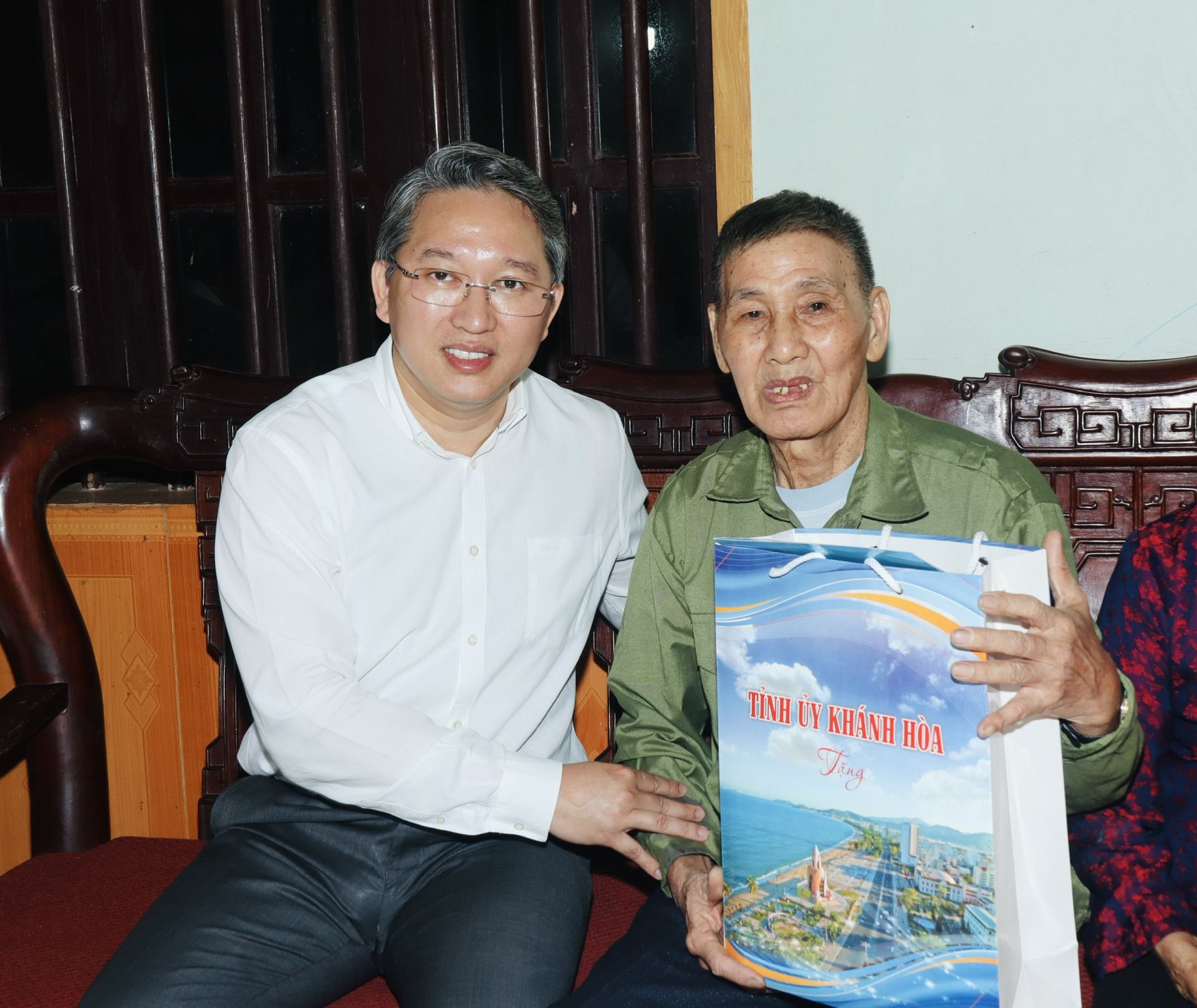 Bí thư Tỉnh ủy Nguyễn Hải Ninh thăm cựu chiến binh Thái Nguyên từng công tác ở Khánh Hòa