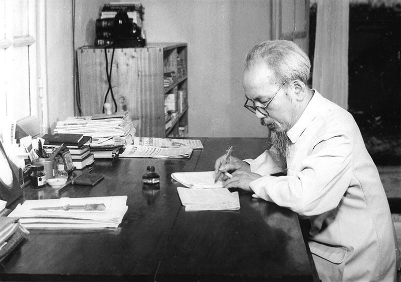 Tư tưởng Hồ Chí Minh về con đường đi lên chủ nghĩa xã hội ở Việt Nam và sự vận dụng của Đảng trong giai đoạn hiện nay