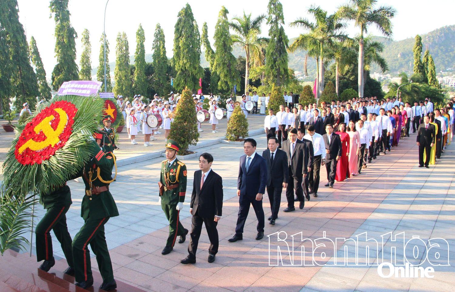 Lãnh đạo tỉnh đặt vòng hoa, dâng hương viếng Nghĩa trang liệt sĩ Hòn Dung