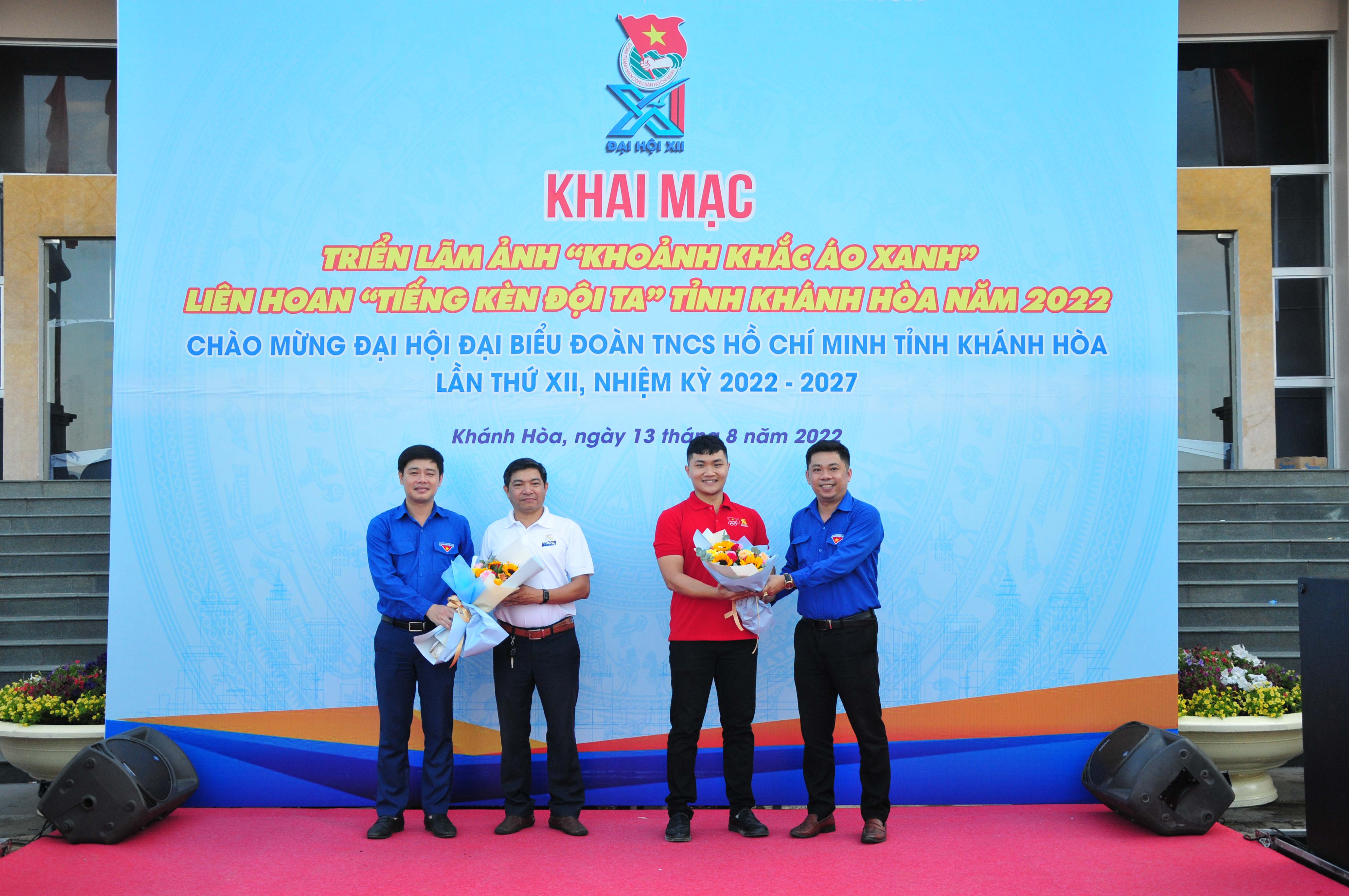 Tổ chức triển lãm ảnh Khoảnh khắc áo xanh