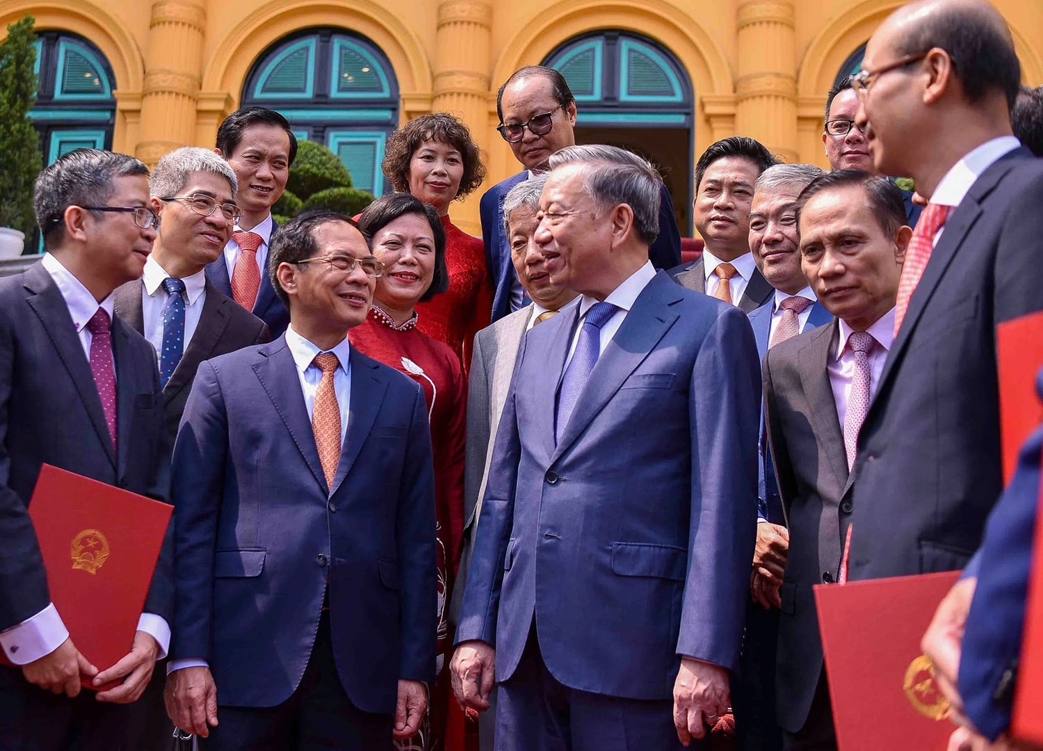 Xây dựng đội ngũ cán bộ đối ngoại “vừa hồng, vừa chuyên” - nhân tố quan trọng trong bảo vệ nền tảng tư tưởng của Đảng