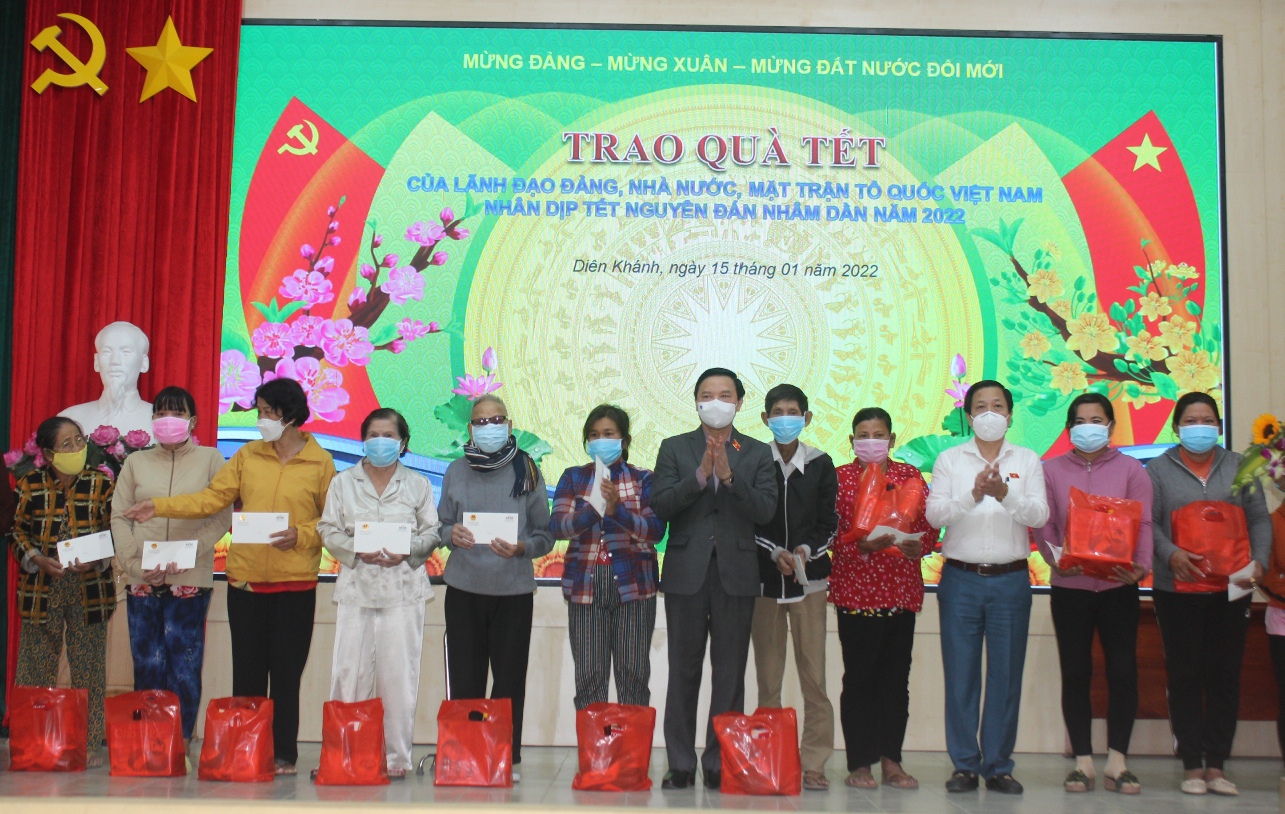 Phó Chủ tịch Quốc hội Nguyễn Khắc Định thăm, tặng quà Tết cho công nhân, hộ nghèo và gia đình chính sách