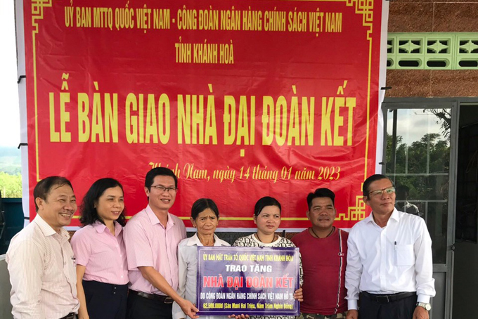 Bàn giao 8 ngôi nhà đại đoàn kết