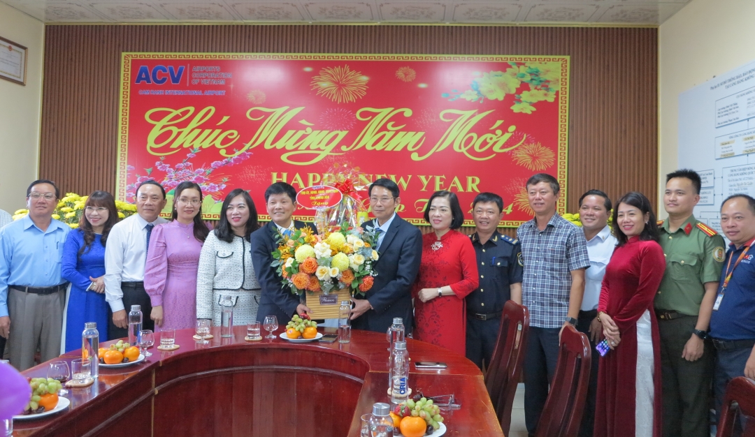 Phó Chủ tịch UBND tỉnh Đinh Văn Thiệu thăm, chúc Tết các đơn vị