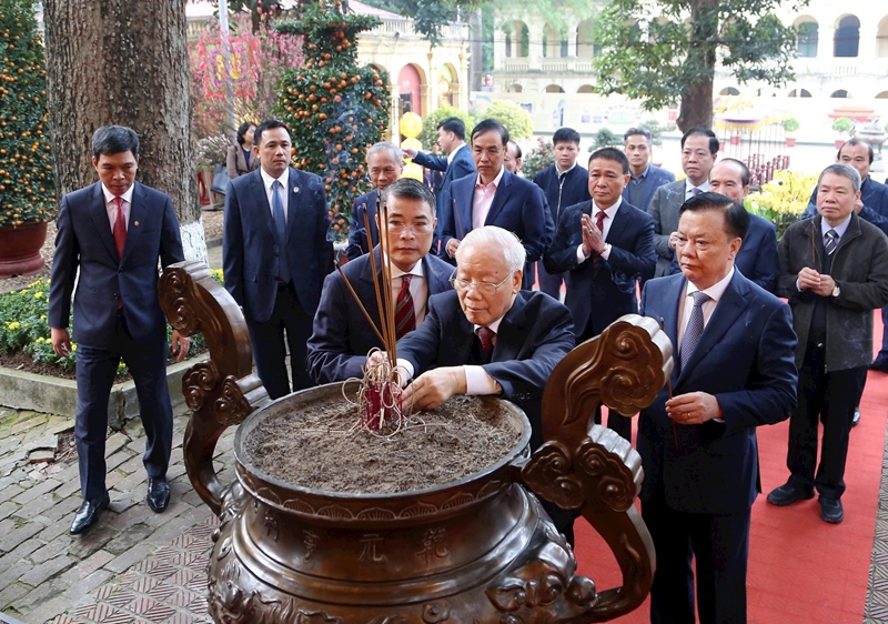         Tổng Bí thư Nguyễn Phú Trọng dâng hương tại Hoàng Thành Thăng Long    