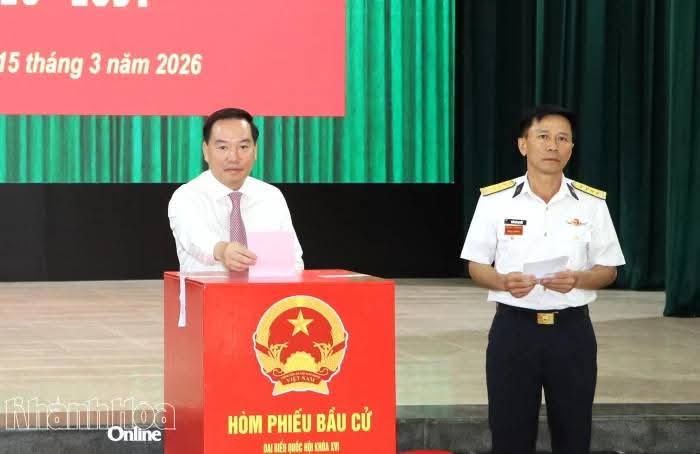 Phó Bí thư Thường trực Tỉnh ủy Hồ Xuân Trường tham gia bầu cử tại Khu vực bỏ phiếu số 1, đặc khu Trường Sa