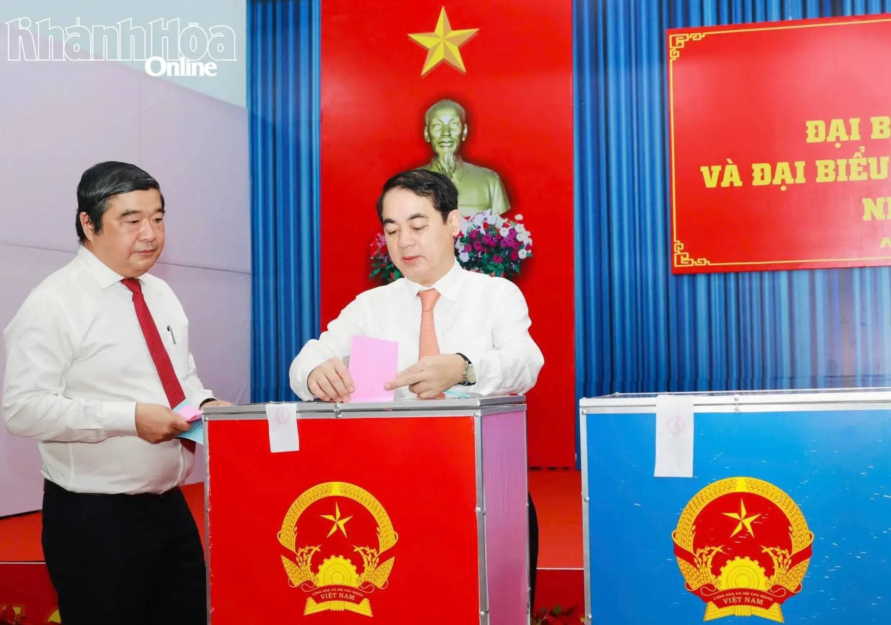 Bí thư Tỉnh ủy Nghiêm Xuân Thành tham gia bầu cử tại Khu vực bỏ phiếu số 1, phường Nha Trang