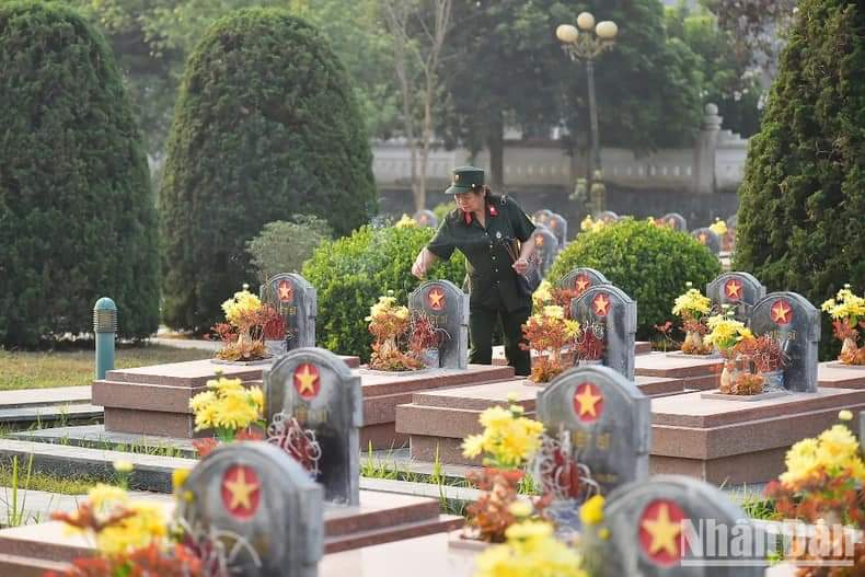 [Ảnh] Mãi ghi công những người lính hy sinh vì đất nước
