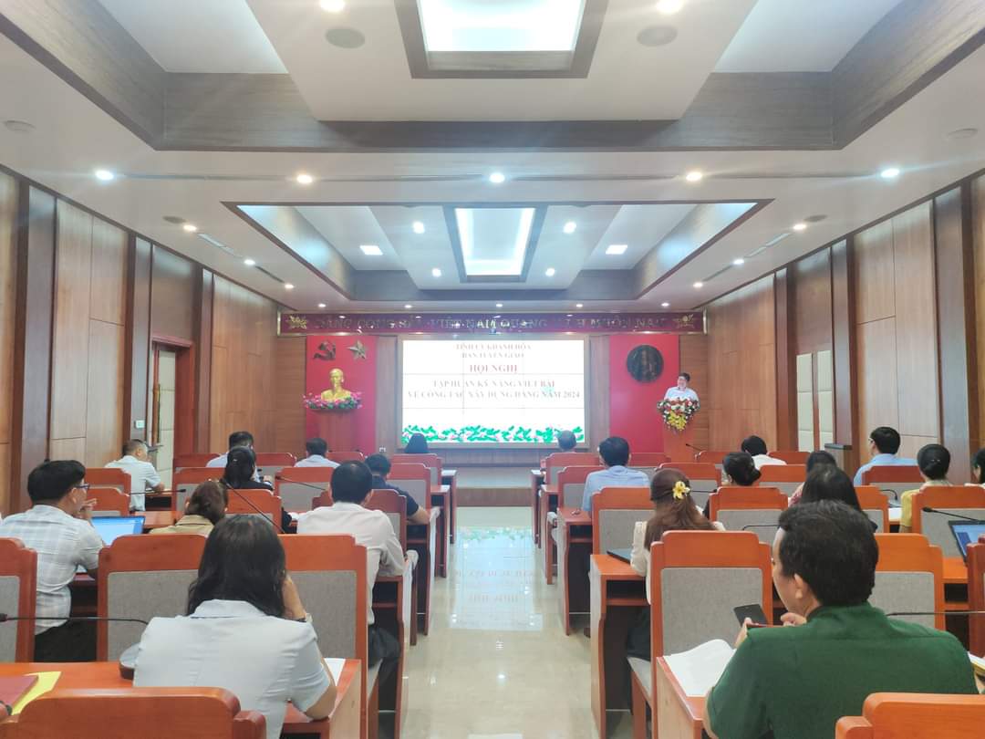 Tập huấn kỹ năng viết bài về công tác xây dựng Đảng cho cán bộ, đảng viên, công chức, viên chức