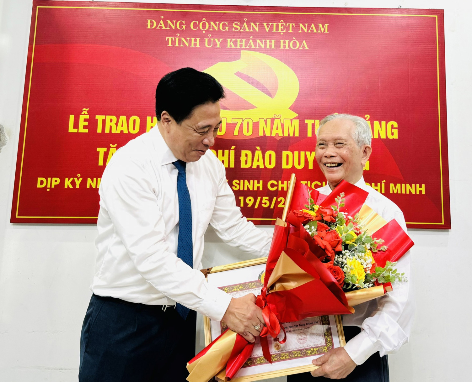 Phó Bí thư Thường trực Tỉnh ủy Nguyễn Khắc Toàn:  Trao Huy hiệu 75 và 70 năm tuổi Đảng cho 2 đảng viên tiêu biểu ở Nha Trang