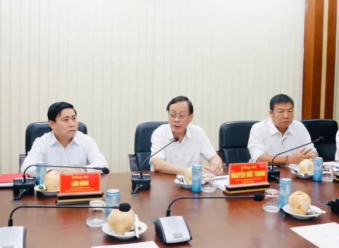 Phó Bí thư Tỉnh ủy Nguyễn Đức Thanh làm việc với Tổ Văn kiện Đại hội Đảng bộ tỉnh