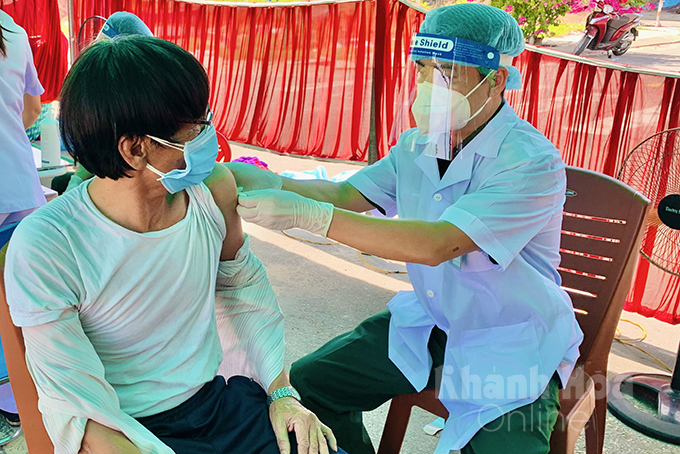 Khánh Hòa phấn đấu đến cuối tháng 9 hoàn thành tiêm mũi 1 cho 100% người dân từ 18 tuổi trở lên