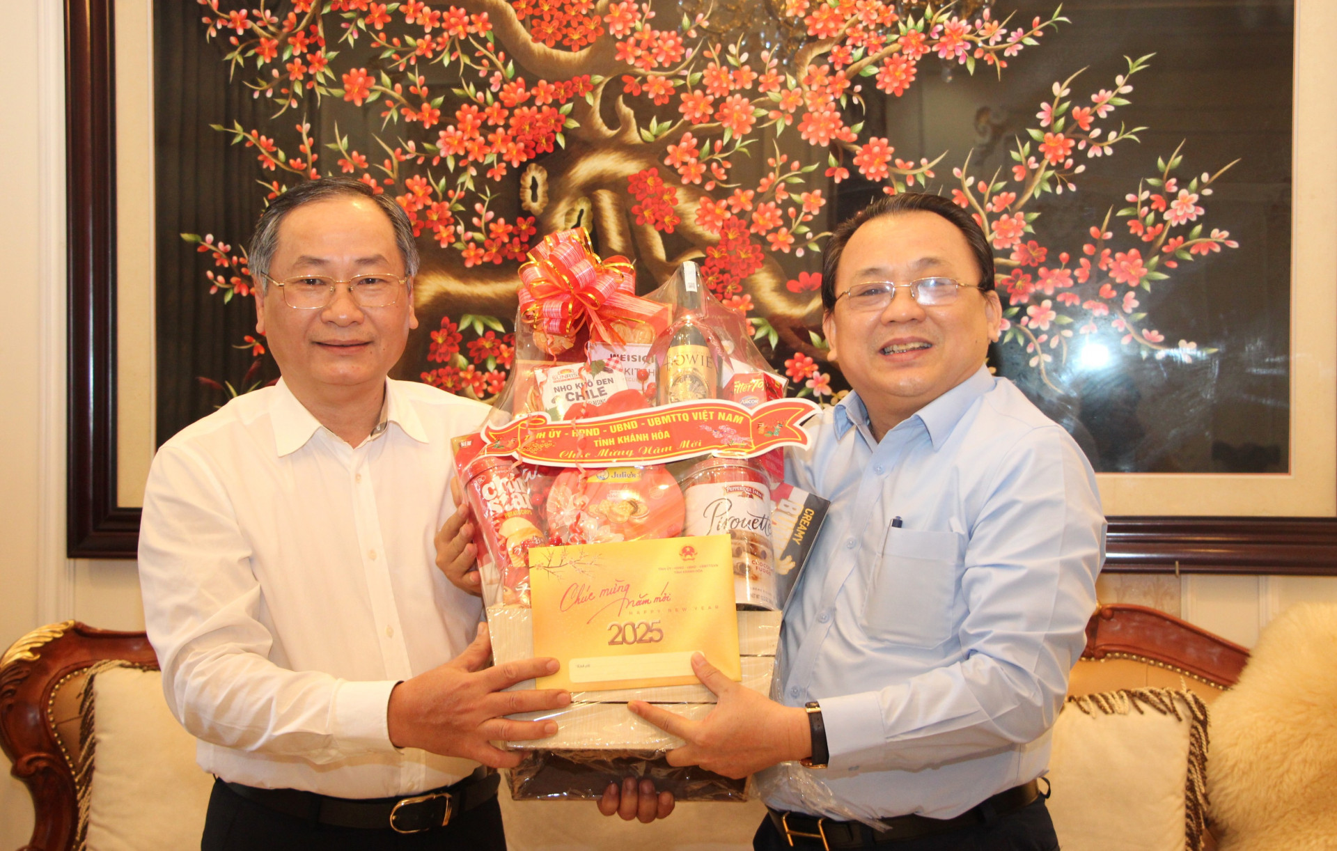 Phó Chủ tịch Thường trực UBND tỉnh Lê Hữu Hoàng thăm, chúc Tết cán bộ nguyên lãnh đạo tỉnh qua các thời kỳ