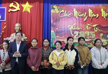 Chủ tịch UBND tỉnh Nguyễn Tấn Tuân thăm, tặng quà Tết cho 100 hộ nghèo, người có hoàn cảnh khó khăn xã Khánh Phú