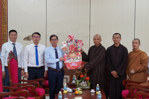 Chủ tịch UBND tỉnh Nguyễn Tấn Tuân thăm, chúc mừng Ban Trị sự Giáo hội Phật giáo tỉnh và Trường Trung cấp Phật học Khánh Hòa