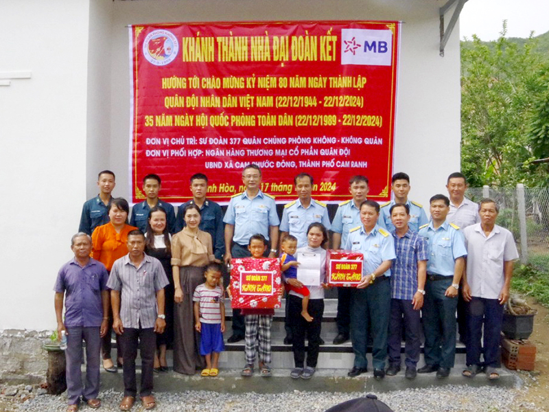 Sư đoàn 377 khánh thành và bàn giao “Nhà đại đoàn kết” cho gia đình ông Mấu Thành Long