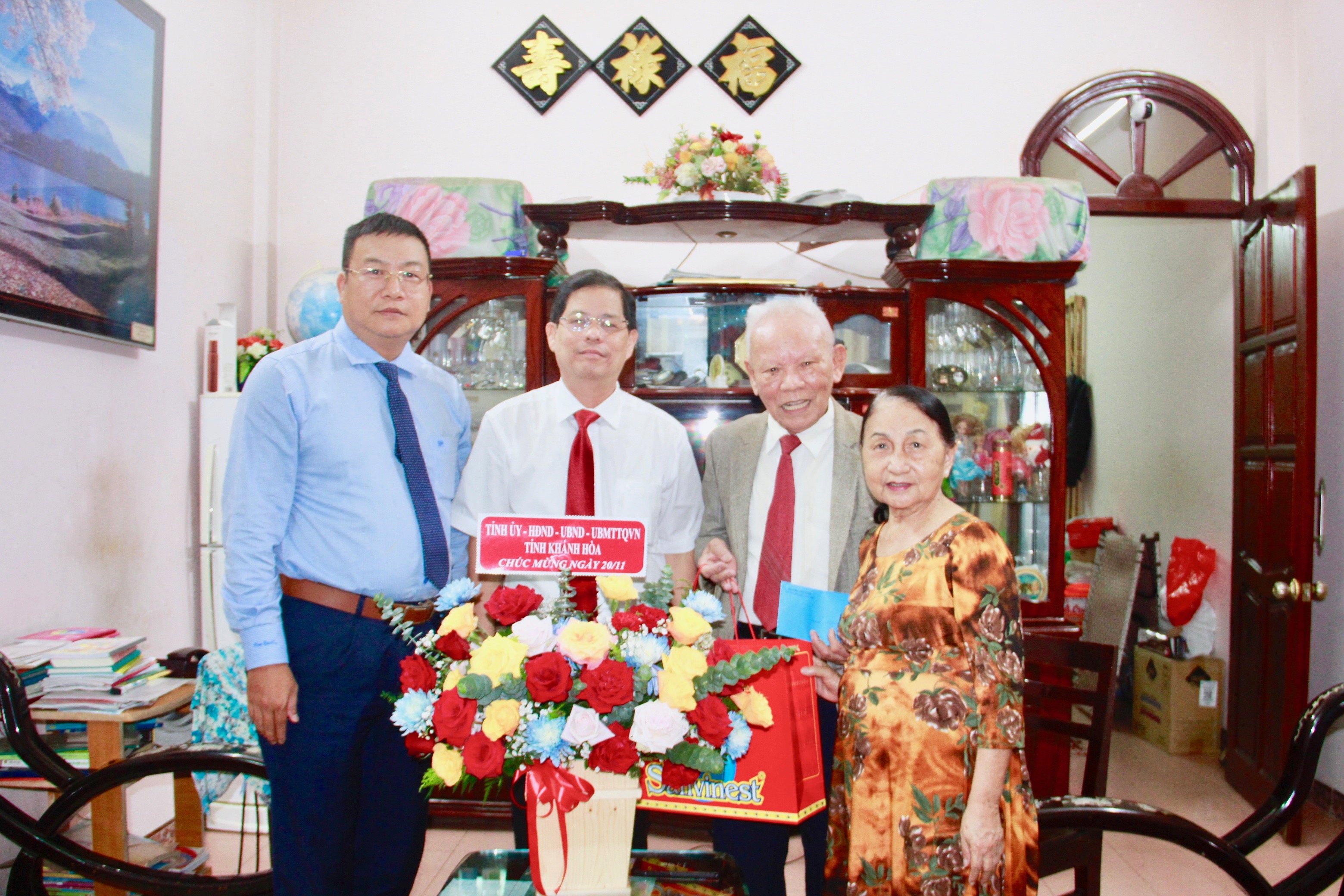 Chủ tịch UBND tỉnh Khánh Hòa Nguyễn Tấn Tuân thăm, chúc mừng các nhà giáo tiêu biểu