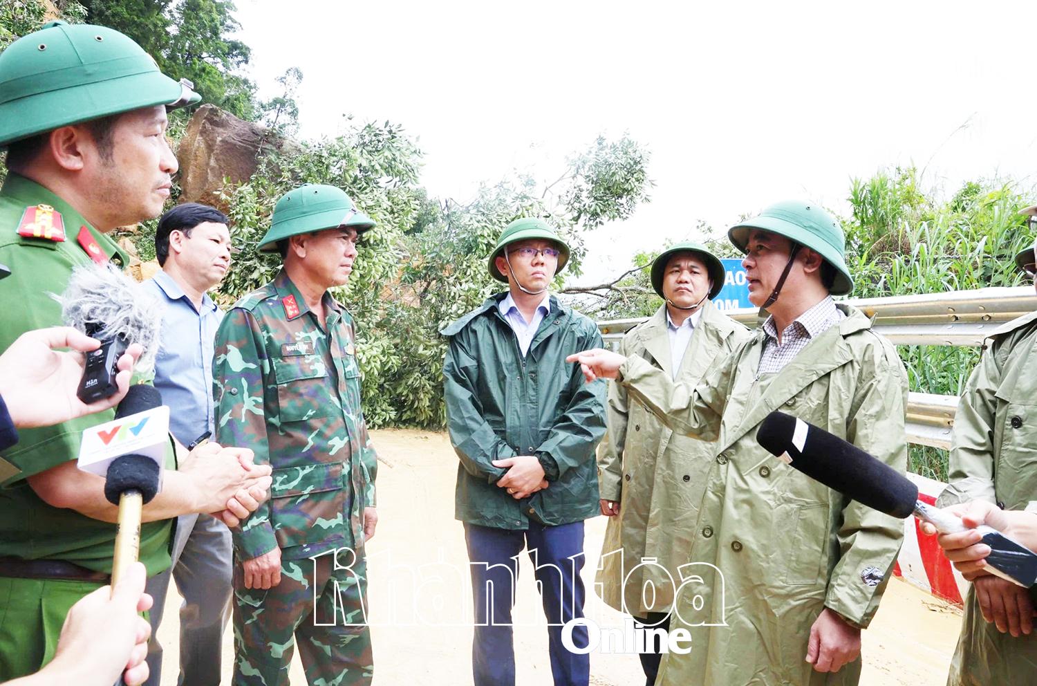 Bí Thư Tỉnh ủy Nghiêm Xuân Thành kiểm tra công tác khắc phục sạt lở tại đèo Khánh Lê