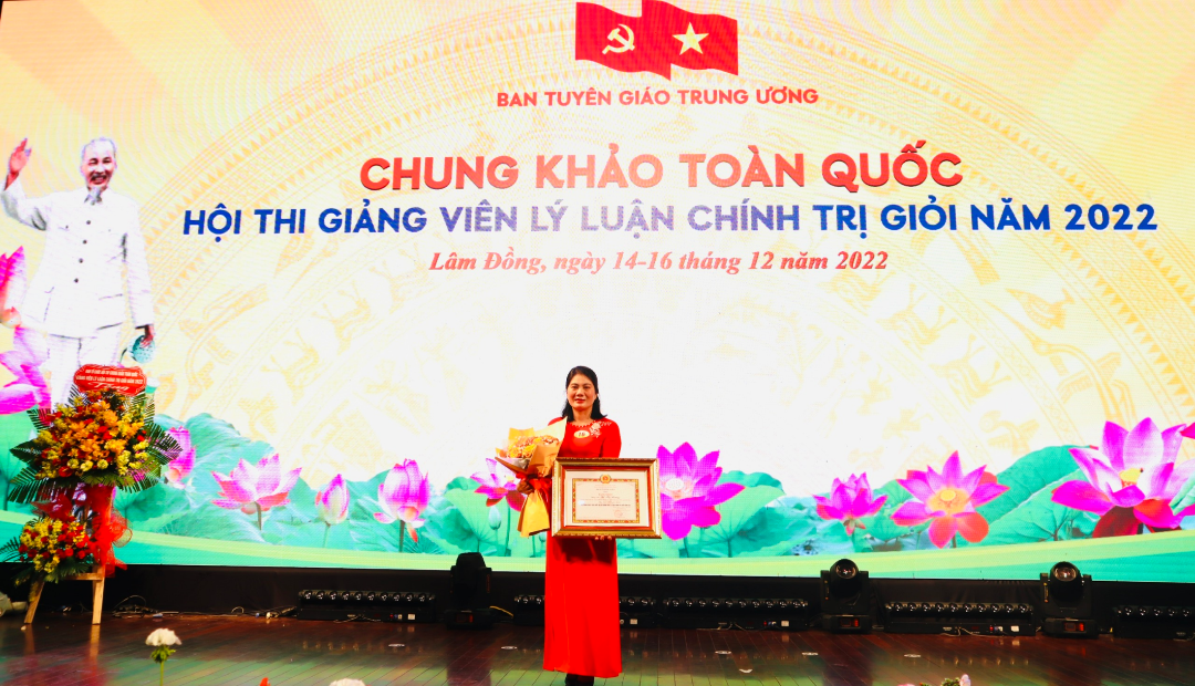 Đồng chí Đỗ Thị Hương, Giảng viên Trung tâm chính trị huyện Diên Khánh, tỉnh Khánh Hòa đạt Giải khuyến khích tại Chung khảo toàn quốc Hội thi Giảng viên lý luận chính trị giỏi năm 2022