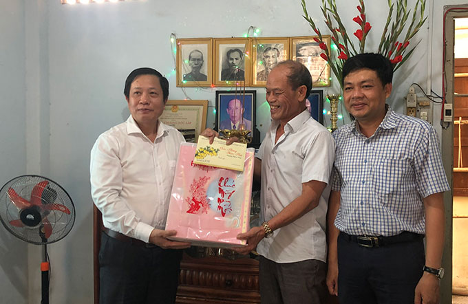 Ông Hà Quốc Trị thăm gia đình nguyên lãnh đạo chủ chốt của tỉnh đã từ trần