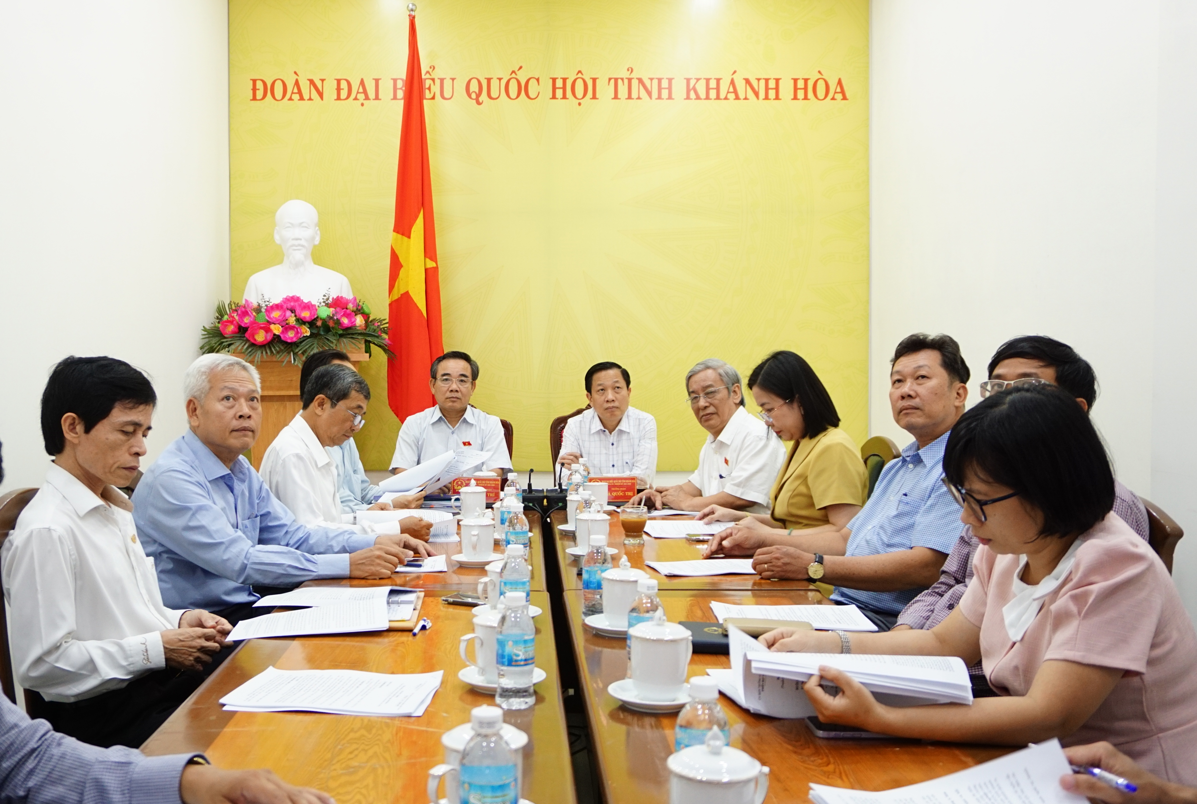 Ủy ban Thường vụ Quốc hội chất vấn các nhóm vấn đề thuộc lĩnh vực tài chính và ngoại giao