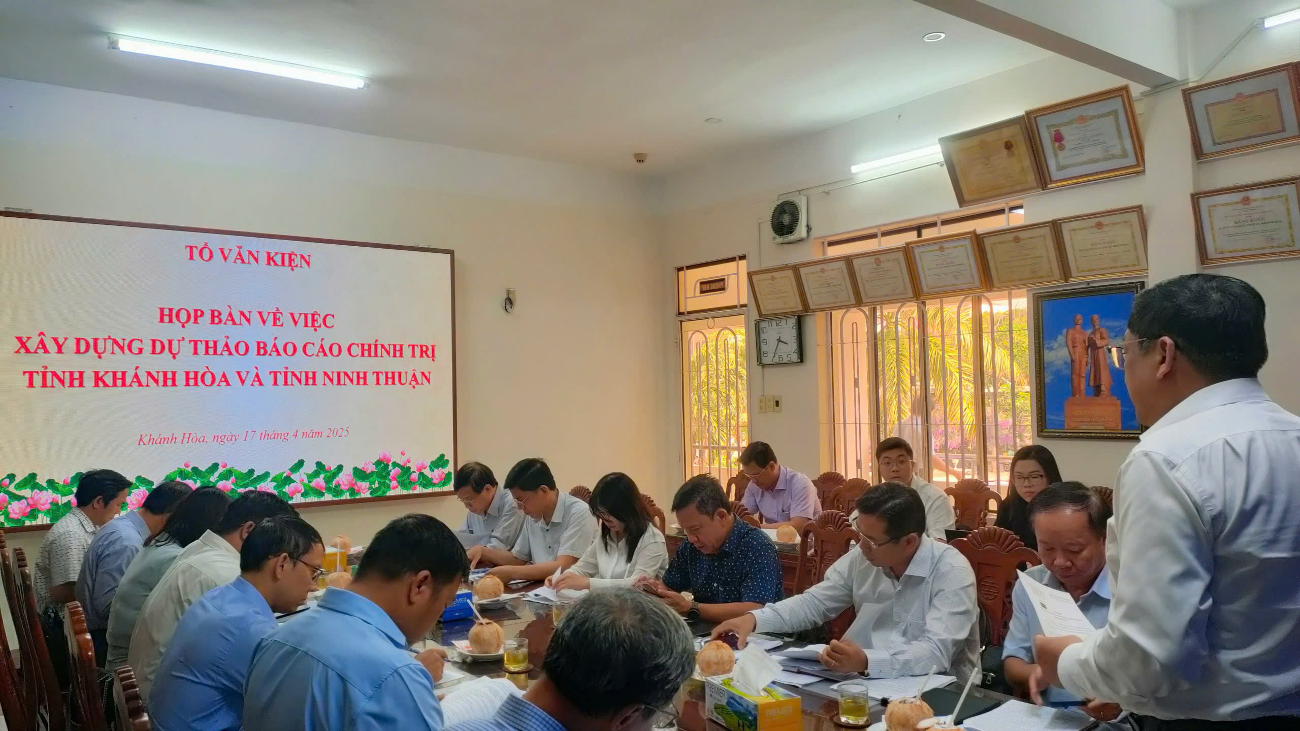 Tổ Văn kiện họp bàn về việc xây dựng dự thảo Báo cáo chính trị tỉnh Khánh Hòa và tỉnh Ninh Thuận
