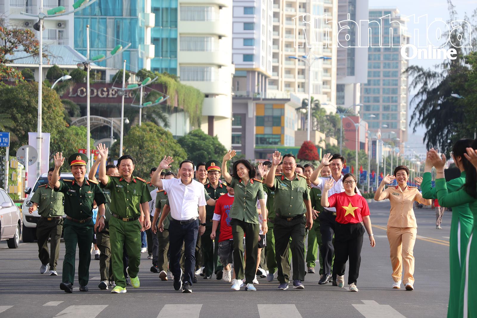 Tại Khánh Hòa, hơn 11.000 người tham gia hành trình “Cùng Việt Nam tiến bước”