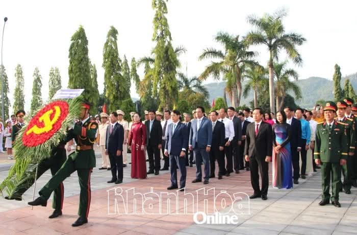 Lãnh đạo tỉnh đặt vòng hoa, dâng hương viếng Nghĩa trang liệt sĩ Hòn Dung