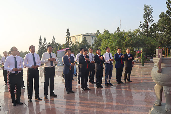 Dâng hương kỷ niệm 76 năm ngày Bác Hồ đến vịnh Cam Ranh