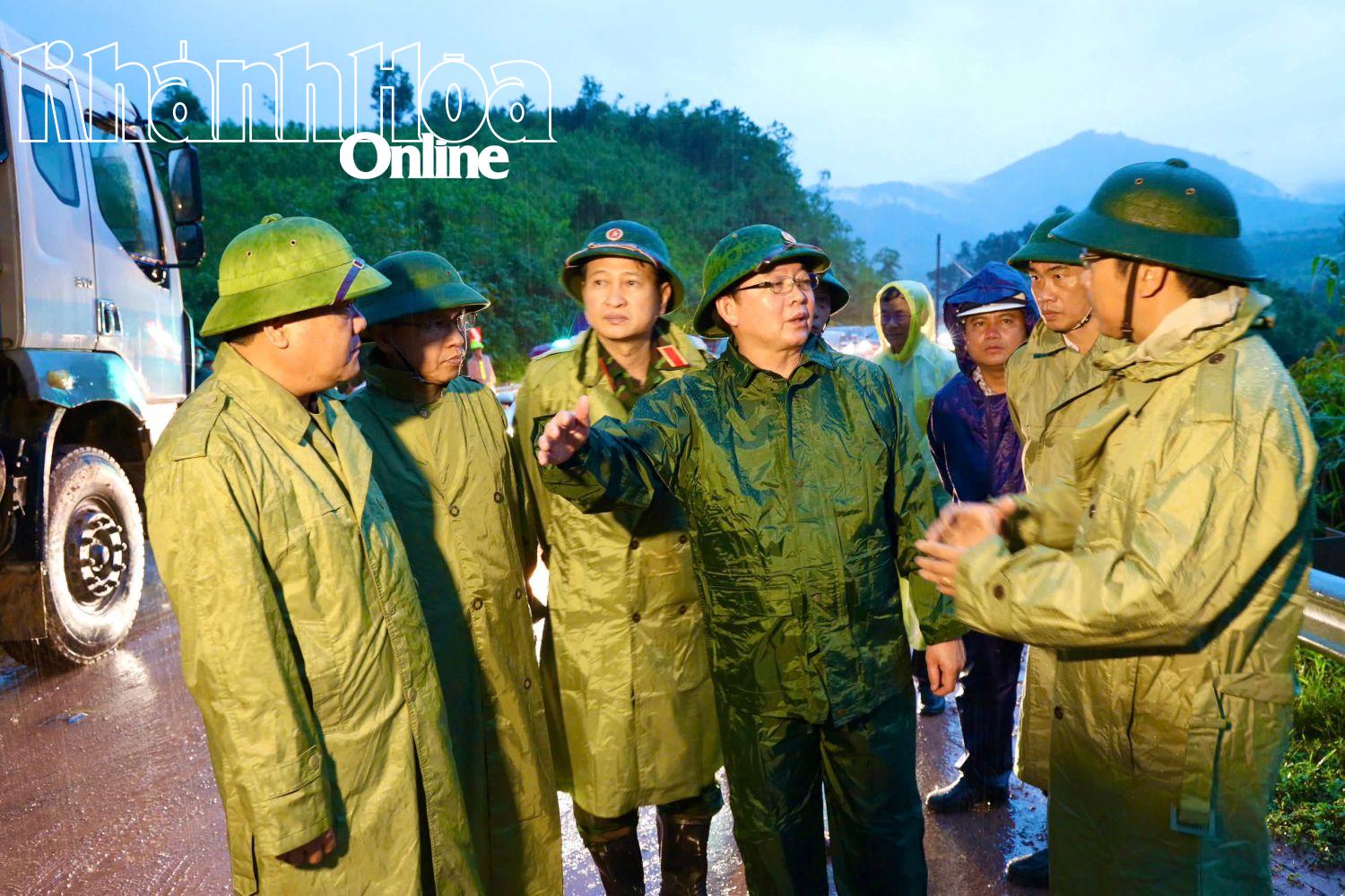 Phó Thủ tướng Chính phủ Hồ Quốc Dũng kiểm tra hiện trường sạt lở trên đèo Khánh Lê