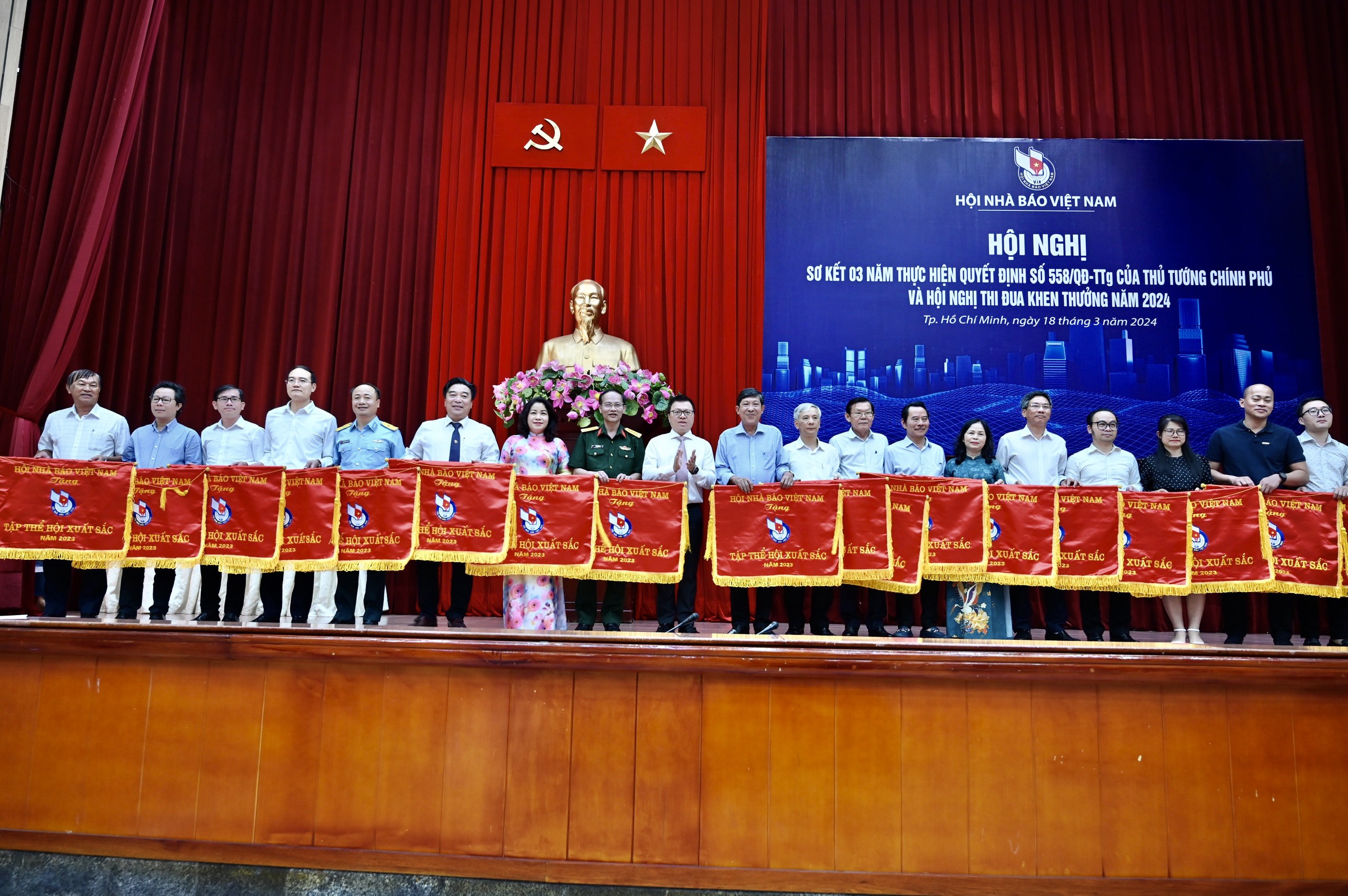 Hội Nhà báo tỉnh Khánh Hòa: Nhận Cờ thi đua xuất sắc của Hội Nhà báo Việt Nam  