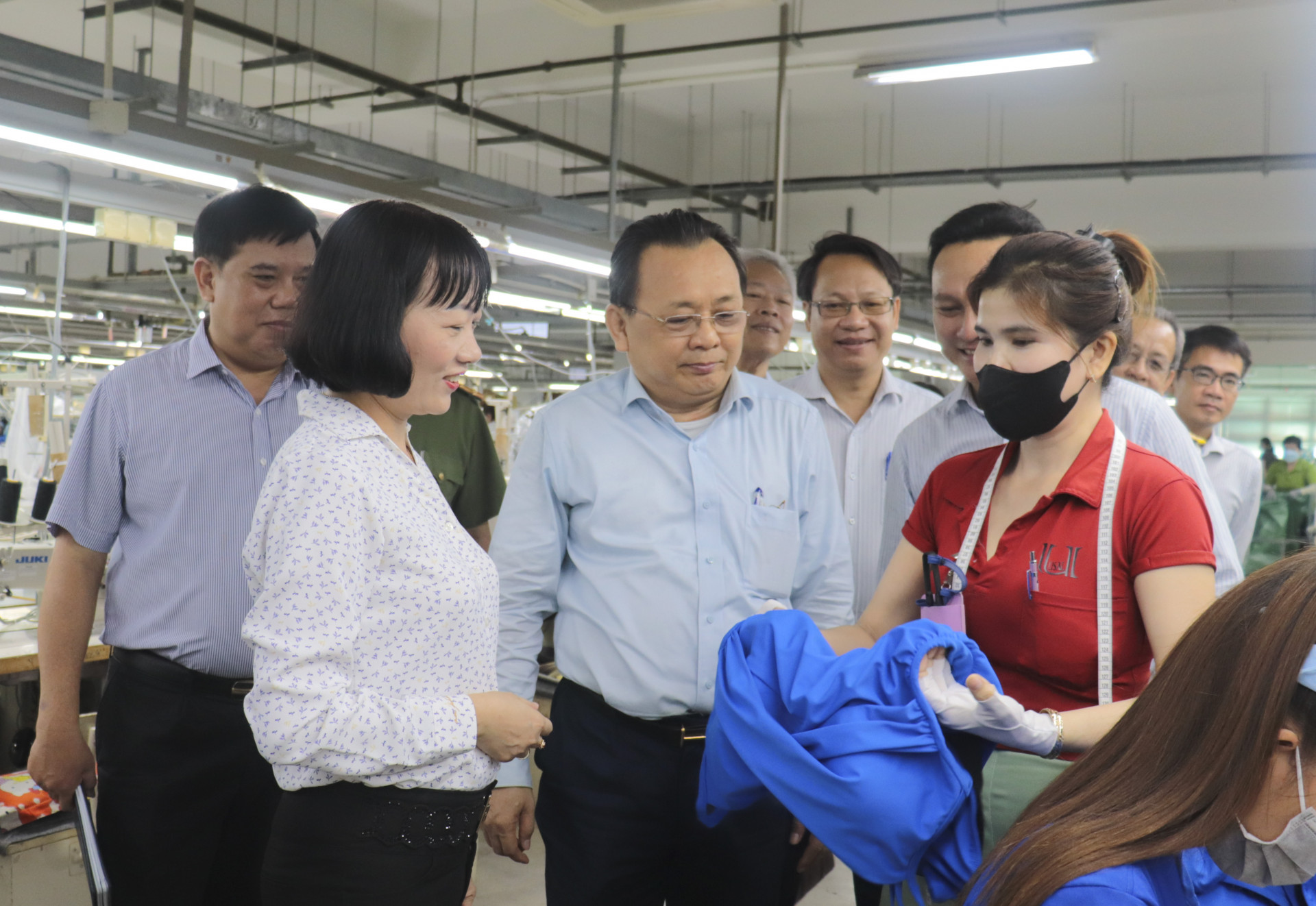Phó Chủ tịch Thường trực UBND tỉnh Lê Hữu Hoàng làm việc với các doanh nghiệp tại Khu công nghiệp Suối Dầu
