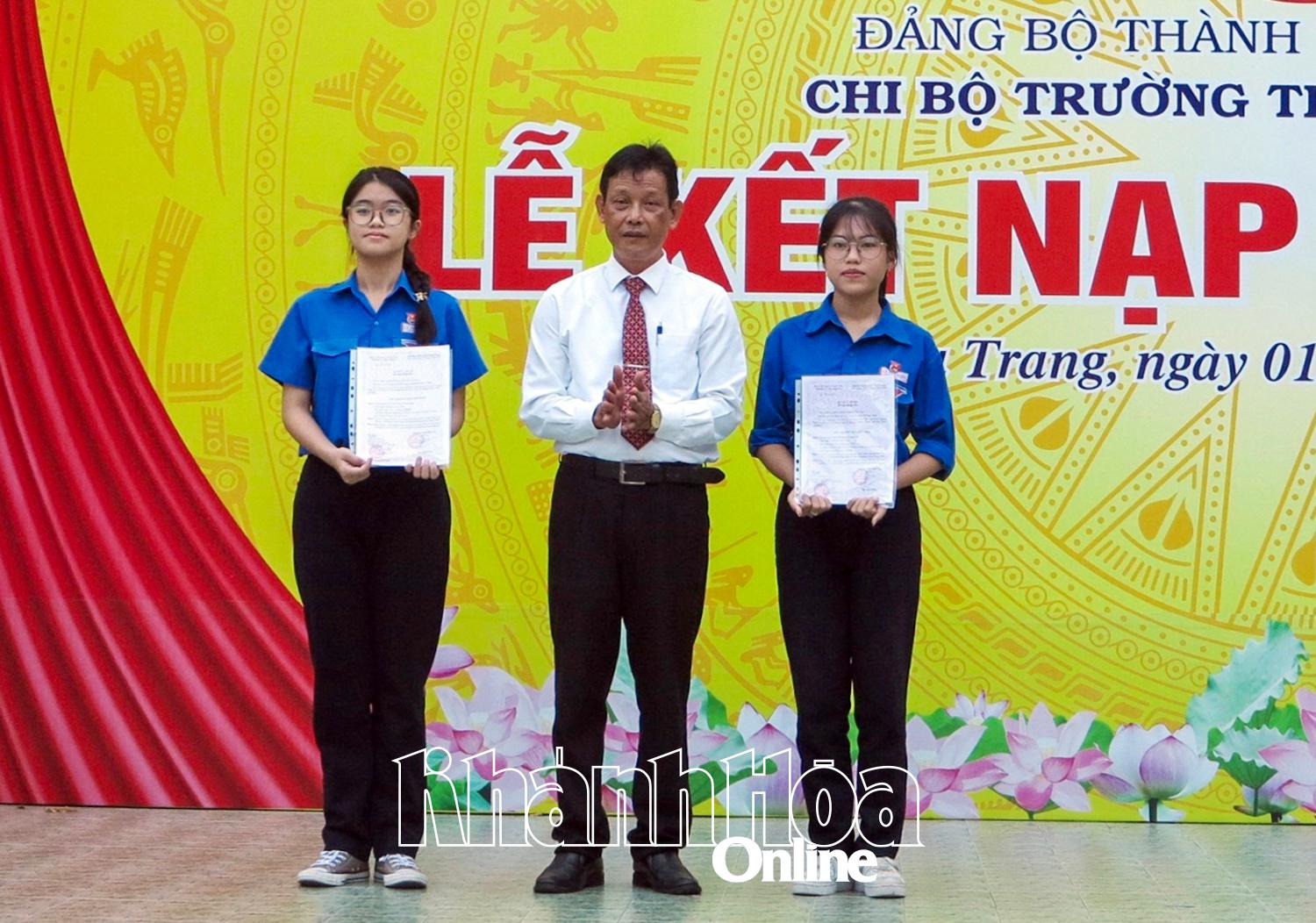 Chi bộ Trường THPT Lý Tự Trọng tích cực học tập và làm theo Bác