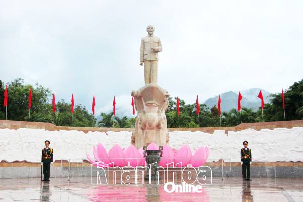 Lãnh đạo tỉnh Khánh Hòa dâng hoa, dâng hương tại Tượng đài Bác Hồ